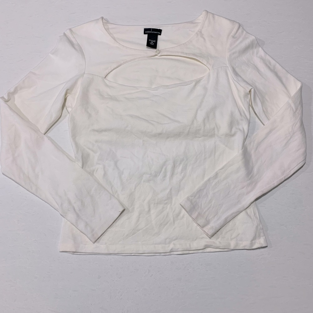 Moda- med- peekaboo button top